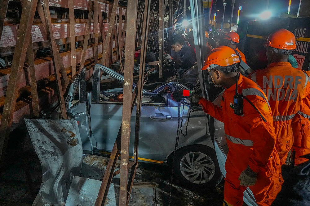 | Photo: AP/Rafiq Maqbool : Mumbai Hoarding Collapse | 